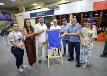 Em Parintins, Wilson Lima entrega aeroporto Júlio Belém revitalizado e 150 triciclos reformados