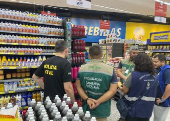 Operação Desentupimento Seguro: PC-AM, FVS-RCP e VISA Manaus fiscalizam supermercado por venda de produtos falsificados