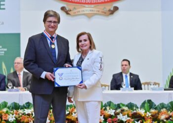 TCE-AM homenageia procurador da República e embaixador com medalha do Mérito de Contas