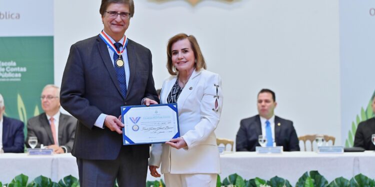 TCE-AM homenageia procurador da República e embaixador com medalha do Mérito de Contas