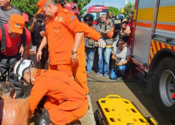 Bombeiros resgatam homem de bueiro no bairro Japiim em Manaus
