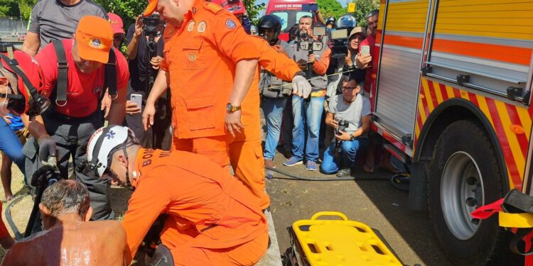 Bombeiros resgatam homem de bueiro no bairro Japiim em Manaus