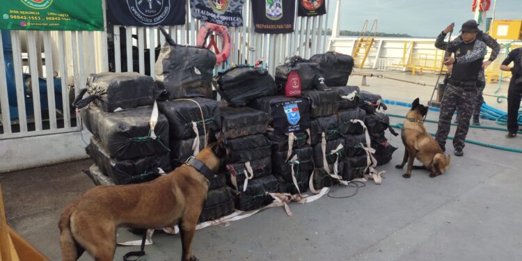 Polícia prende grupo com cerca de 1,7 tonelada de drogas, embarcações, 6 milhões de litros de petróleo e armas