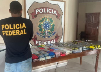 PF apreende 163 kg de cocaína em embarcação no Amazonas