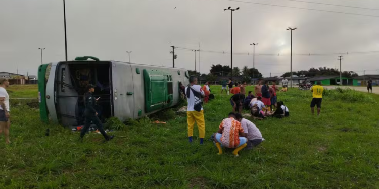 Ônibus com quadrilha do Amazonas que se apresentou em arraial de Roraima tomba na BR-174