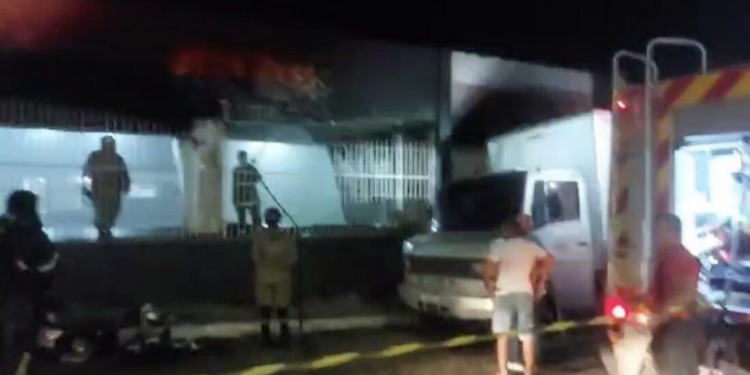 Fogo atinge parte da sede do Clube Rio Negro em Manaus