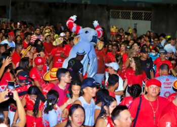 Garantido sai às ruas de Parintins para festejar os namorados e celebrar Santo Antônio