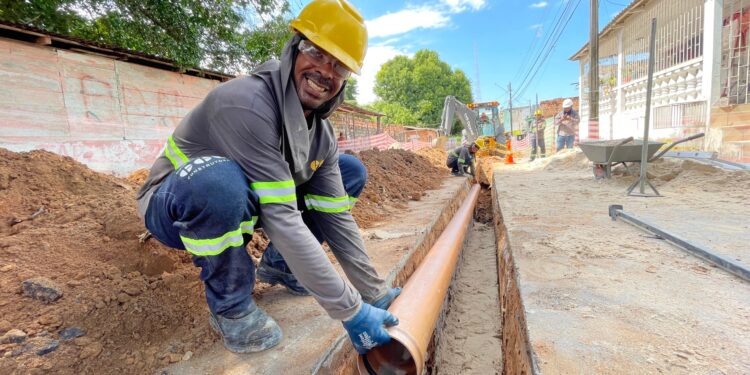 Rede de esgoto começa a ser implantada no bairro Petrópolis e irá beneficiar mais de 8,4 mil pessoas