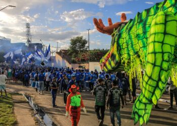 Boi Caprichoso inicia o translado das alegorias para a concentração no Bumbódromo