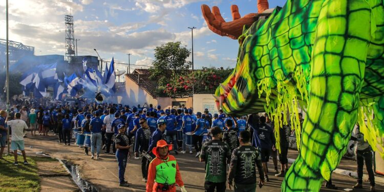 Boi Caprichoso inicia o translado das alegorias para a concentração no Bumbódromo