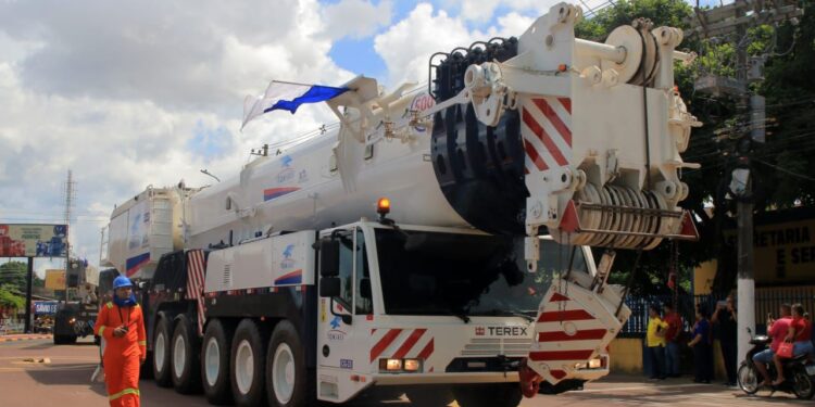 Guindastes chegam em Parintins para o espetáculo do Boi Caprichoso