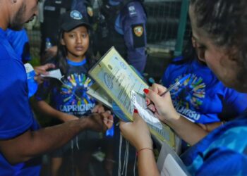 No Turistódromo, DPE-AM auxilia nas autorizações para entrada de crianças e adolescentes no 57º Festival de Parintins