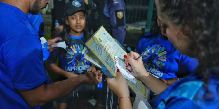 No Turistódromo, DPE-AM auxilia nas autorizações para entrada de crianças e adolescentes no 57º Festival de Parintins