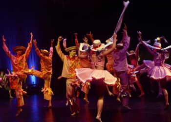 Balé Folclórico apresenta espetáculo “Folguedos 10 anos” simulando um grande arraial no Teatro Amazonas