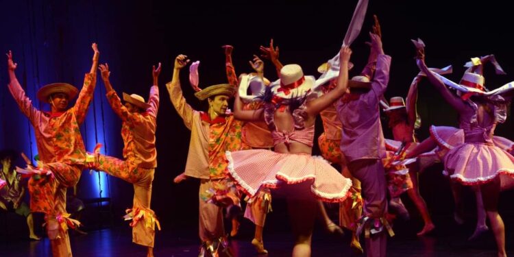 Balé Folclórico apresenta espetáculo “Folguedos 10 anos” simulando um grande arraial no Teatro Amazonas