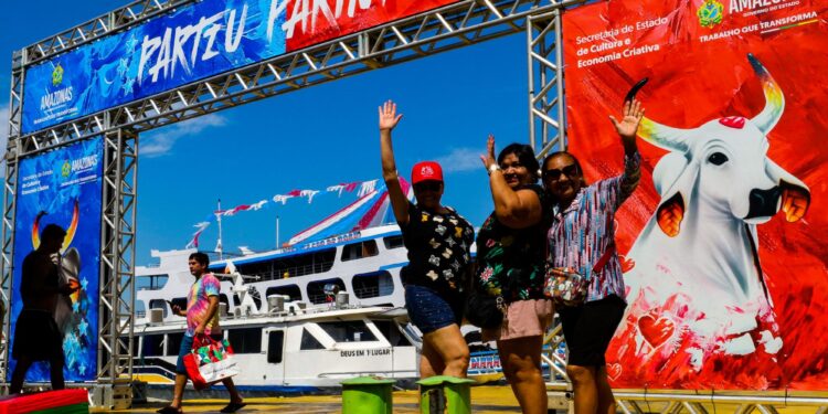 Parintins: Torcedores embarcam rumo à ilha para a grande disputa entre Caprichoso e Garantido