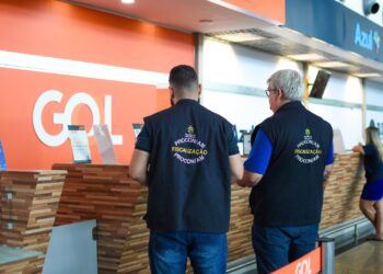 Procon-AM notifica companhia aérea por impedir o embarque de dois cães de apoio emocional