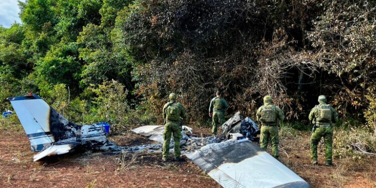 Polícias e FAB interceptam avião que transportava drogas no Amazonas