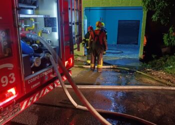 Corpo de Bombeiros combate incêndio em residência no bairro Tancredo Neves
