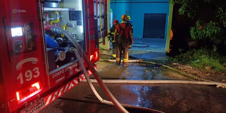 Corpo de Bombeiros combate incêndio em residência no bairro Tancredo Neves
