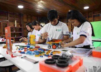 “Fiz parte da construção e vou terminar meus estudos aqui”, diz aluno que fará EJA na primeira Escola da Floresta do país