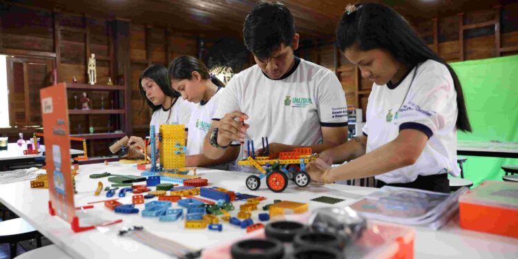 “Fiz parte da construção e vou terminar meus estudos aqui”, diz aluno que fará EJA na primeira Escola da Floresta do país