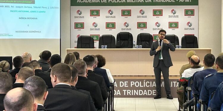 Defensor público do Amazonas conduz palestra durante encontro da Polícia Militar em Santa Catarina 