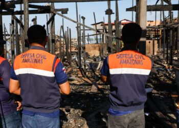 Governo do Amazonas presta assistência às famílias atingidas por incêndio em Nhamundá