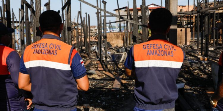 Governo do Amazonas presta assistência às famílias atingidas por incêndio em Nhamundá