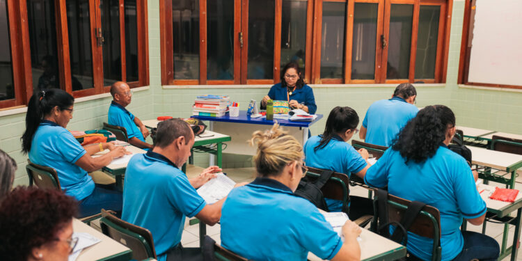 Vagas gratuitas para EJA do Sesc Amazonas permanecem abertas em Manaus e no interior 