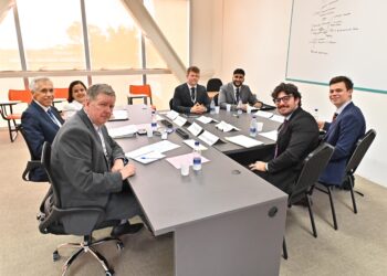 Competição Internacional de Direito avança para etapa de negociações com participação de estudantes de 15 países