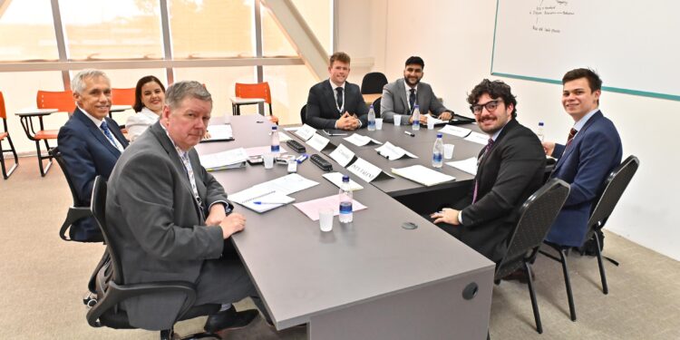 Competição Internacional de Direito avança para etapa de negociações com participação de estudantes de 15 países
