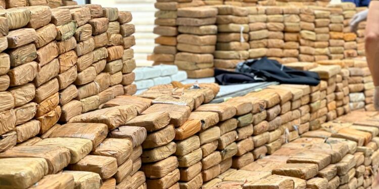 Polícia desarticula centro de distribuição de drogas e apreende mais de uma tonelada de drogas no Amazonas