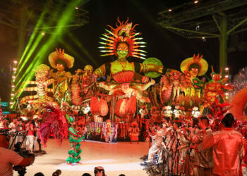 Parintins: Garantido abre a terceira noite e encanta a galera vermelha e branca