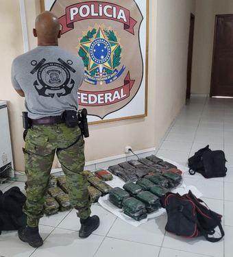 Polícia Federal apreende 77 kg de droga em embarcação no AM