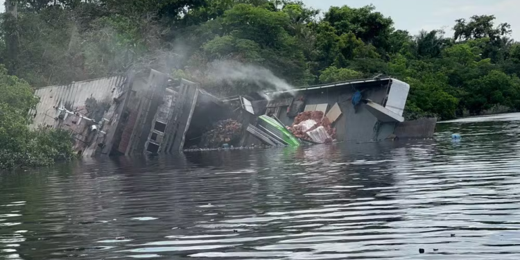 Bombeiros retomam buscas por vítimas em embarcação no rio Negro