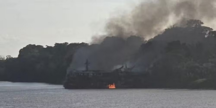 Estado monta força-tarefa para atender vítimas de novo incêndio em embarcação no Amazonas
