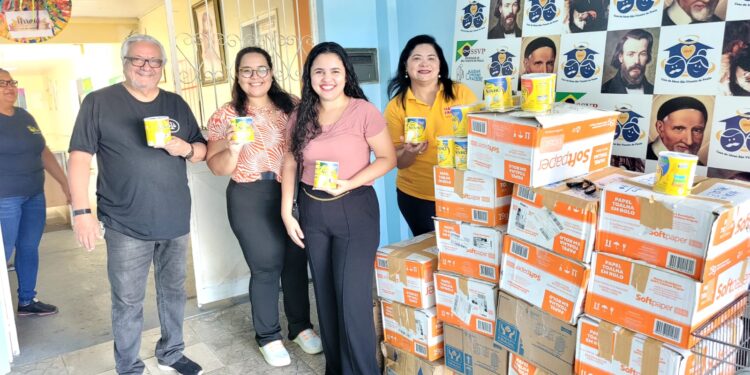 Declaração 2024: FMF Wyden entrega mais de 400 latas de leite ao São Vicente de Paulo