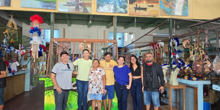 Brena Dianná apresenta a artesãos e artistas propostas para incrementar os ganhos financeiros