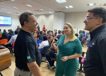 Carol Braz conhece projetos de tecnologia na UEA e quer reproduzir incentivo a nível municipal