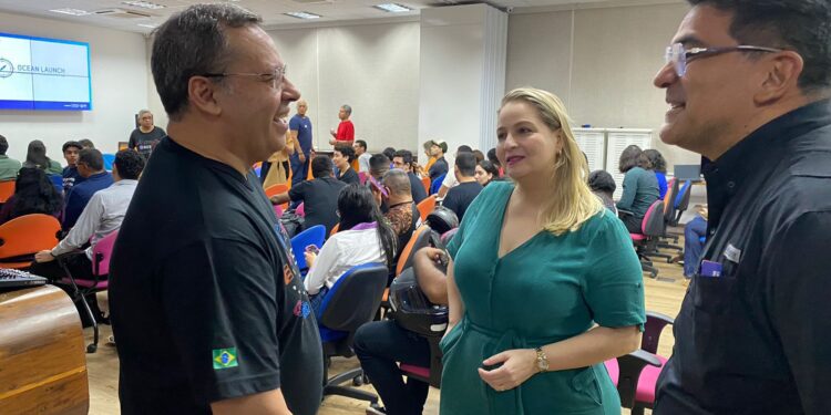 Carol Braz conhece projetos de tecnologia na UEA e quer reproduzir incentivo a nível municipal