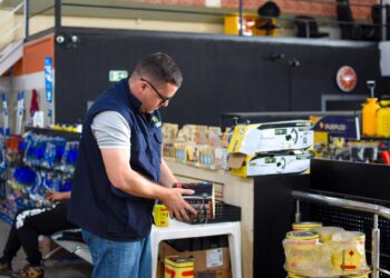 Procon-AM autua loja de material de construção por venda de produtos fora da data de validade