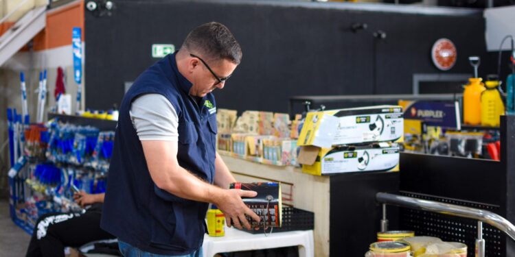 Procon-AM autua loja de material de construção por venda de produtos fora da data de validade
