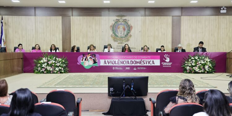Conselheiro do TCE-AM prestigia Primeiro Fórum Judiciário de Combate à Violência Doméstica