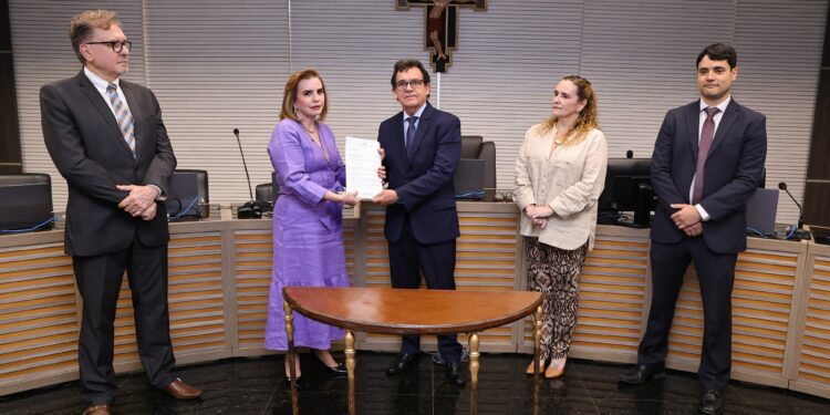 Presidente do TCE-AM entrega lista de gestores com contas reprovadas