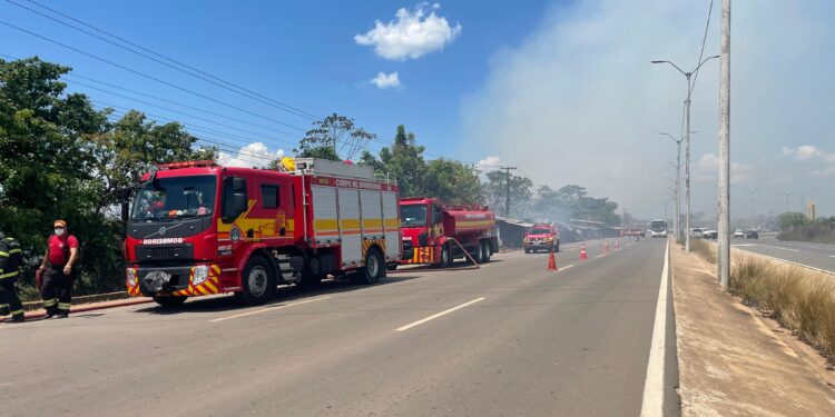 Em Iranduba, Corpo de Bombeiros combate incêndio em vegetação e impede propagação para residências