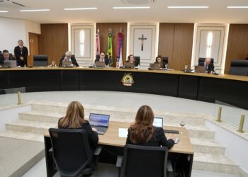 TCE-AM multa prefeito de Atalaia do Norte por falta de atualização no Portal da Transparência