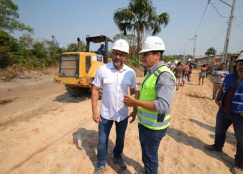 Governador Wilson Lima vistoria obras de saneamento do programa Asfalta Amazonas no bairro Tarumã