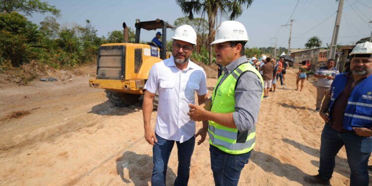 Governador Wilson Lima vistoria obras de saneamento do programa Asfalta Amazonas no bairro Tarumã