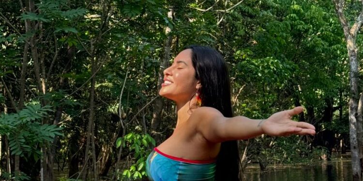 Ex-BBB Isabelle Nogueira incentiva doações para projeto de Arquearia Indígena em dia que celebra povos originários